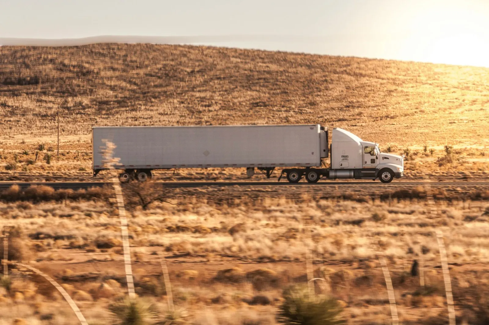 Camion bianco in viaggio su una strada panoramica