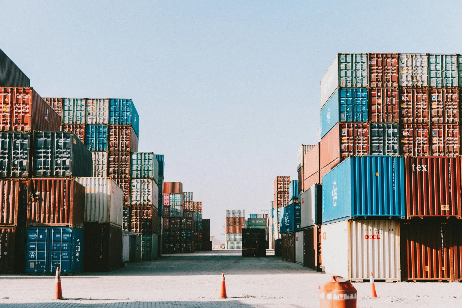 Container colorati impilati in un terminal logistico