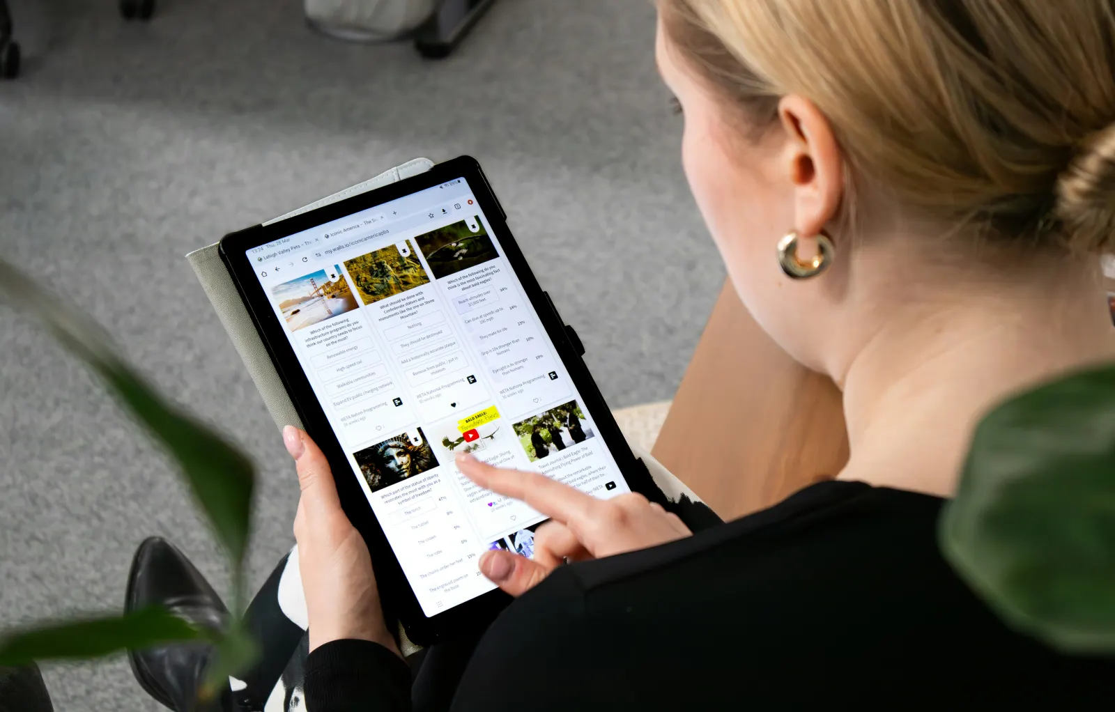 Operatrice che consulta la dashboard Velox su tablet