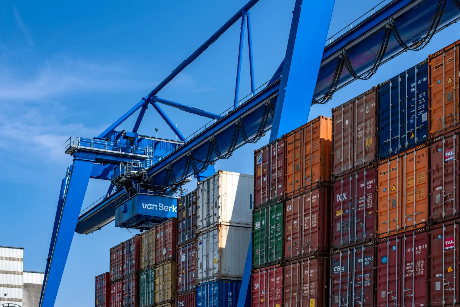 Gru che movimenta container in un terminal portuale