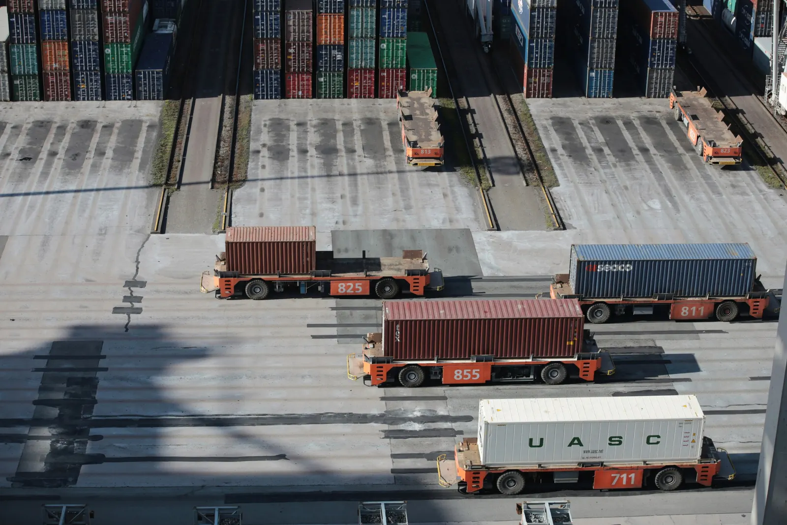 Container pronti per lo stoccaggio al tramonto